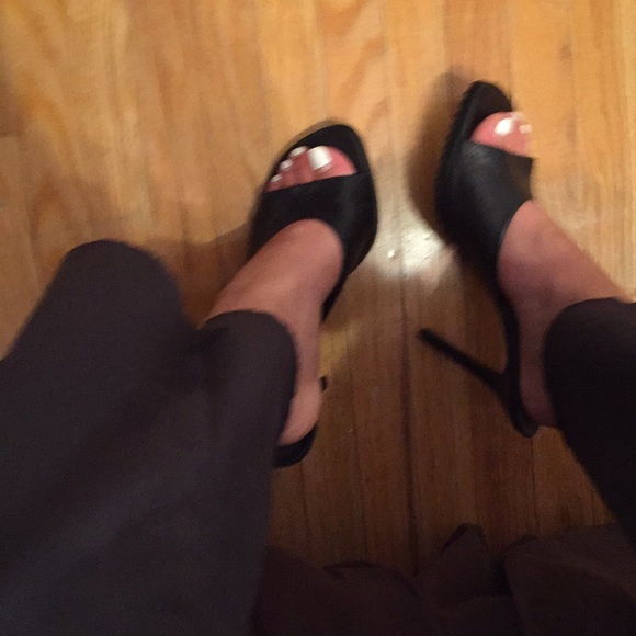 2 for $20 - Black heels - Picture 4 of 4